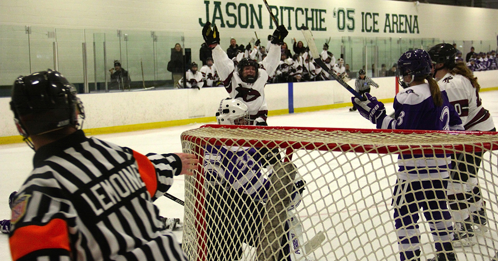 Power Play Strikes Twice as Women’s Ice Hockey Caps Weekend by Doubling Up Holy Cross, 2-1